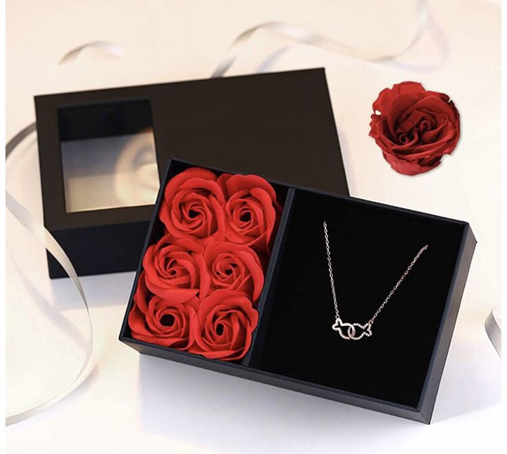 Elegant necklace with a Beautiful Roses